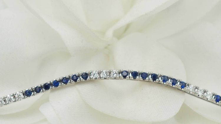 Bracciale fiume in oro bianco, zaffiri e diamanti