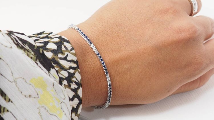 Bracciale fiume in oro bianco, zaffiri e diamanti