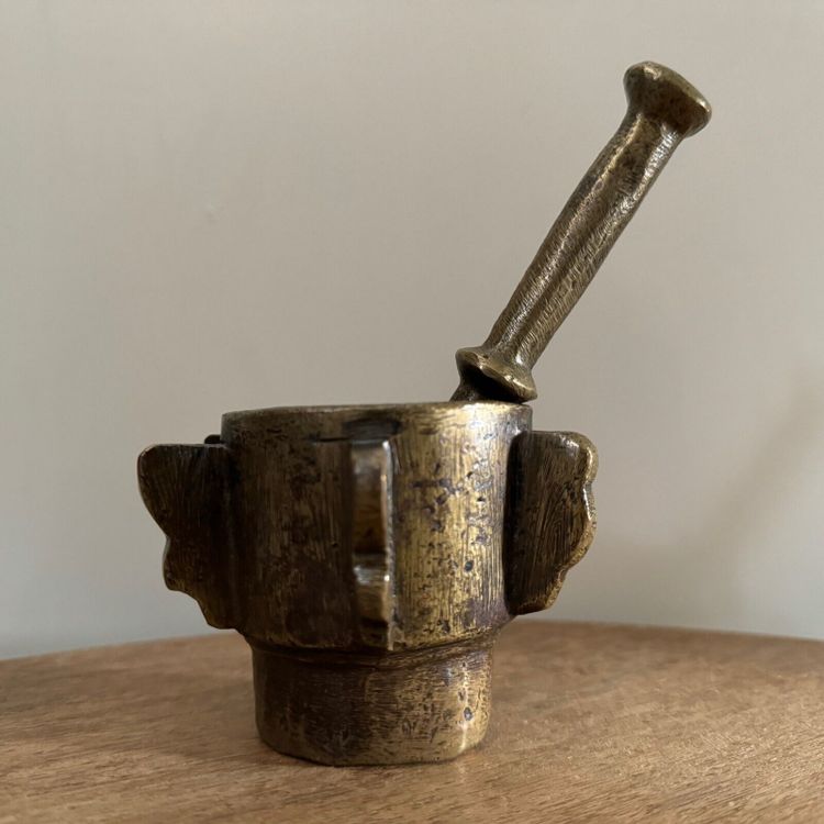 Mortier à ailettes et son pilon XVIIe en bronze