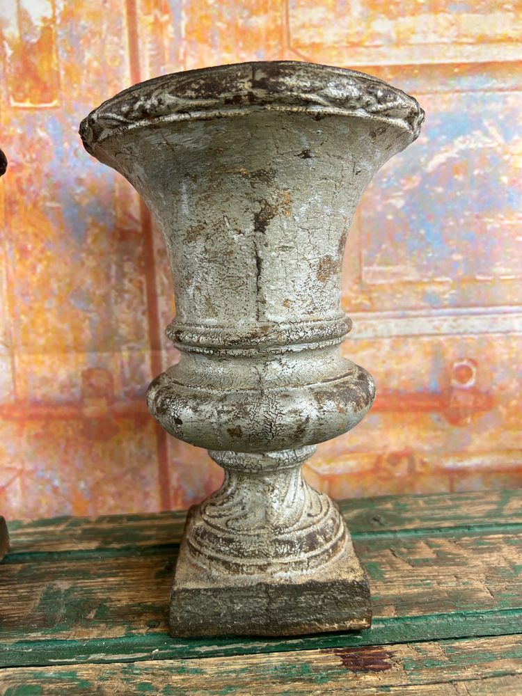 Coppia di vasi antichi in ghisa medicea, datati 1864, XIX secolo