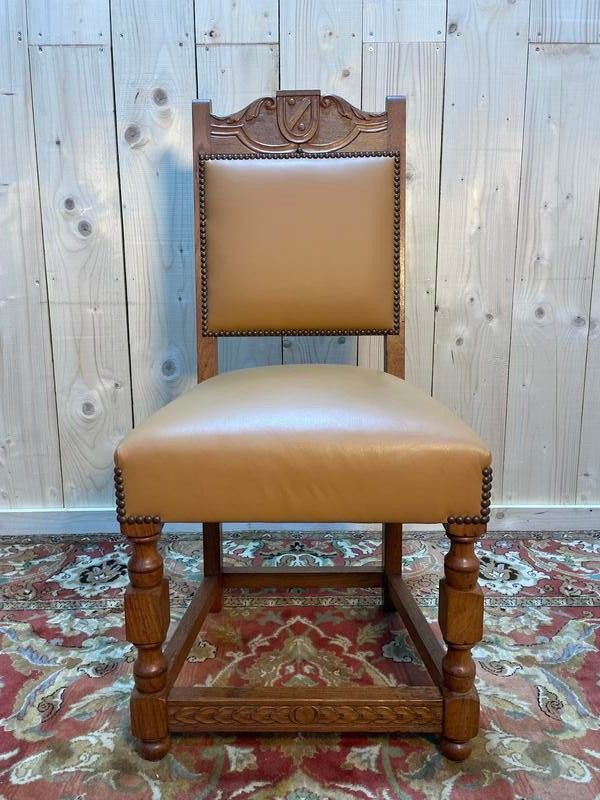 Suite von 8 LOUIS XIII -Stühlen - hohe Leder -Ära