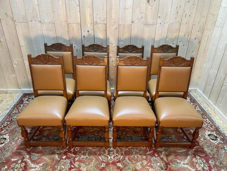 Suite von 8 LOUIS XIII -Stühlen - hohe Leder -Ära