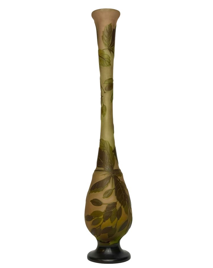 Gallé-Vase mit fruchtigem Olivenzweigdekor 