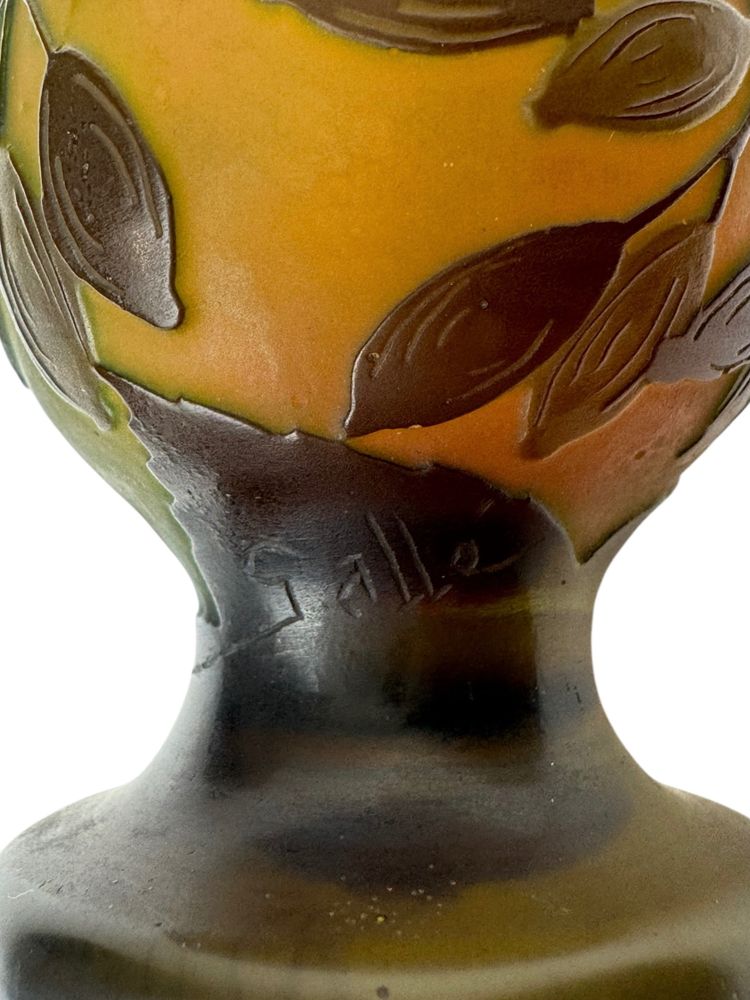 Gallé-Vase mit fruchtigem Olivenzweigdekor 