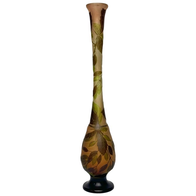Gallé-Vase mit fruchtigem Olivenzweigdekor 