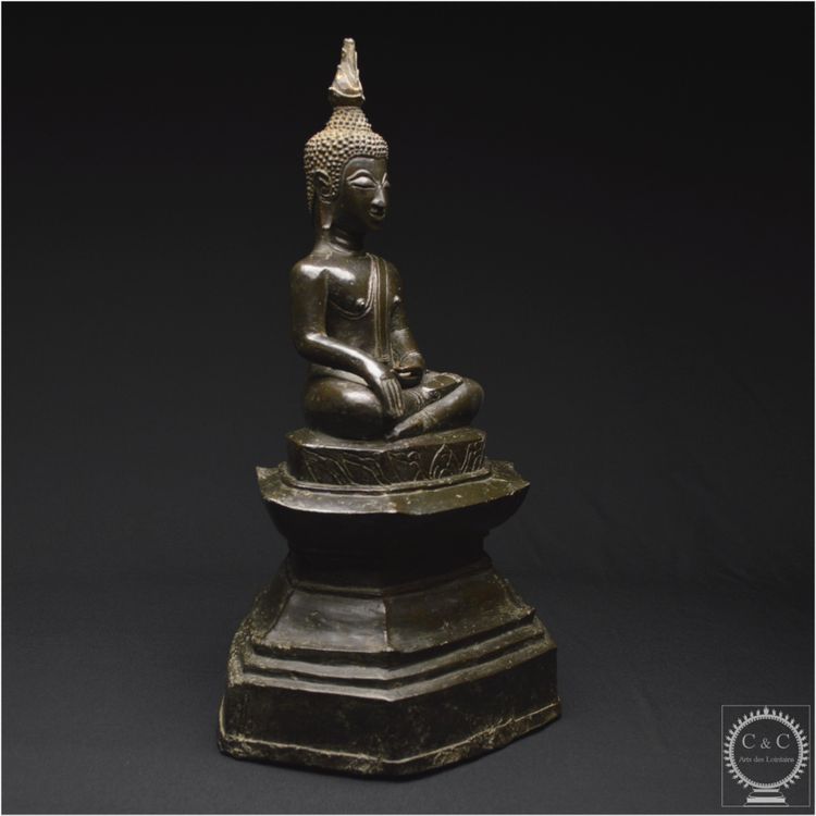 Laos, XVII - XVIII secolo, importante Buddha Maravijaya in bronzo massiccio con patina marrone