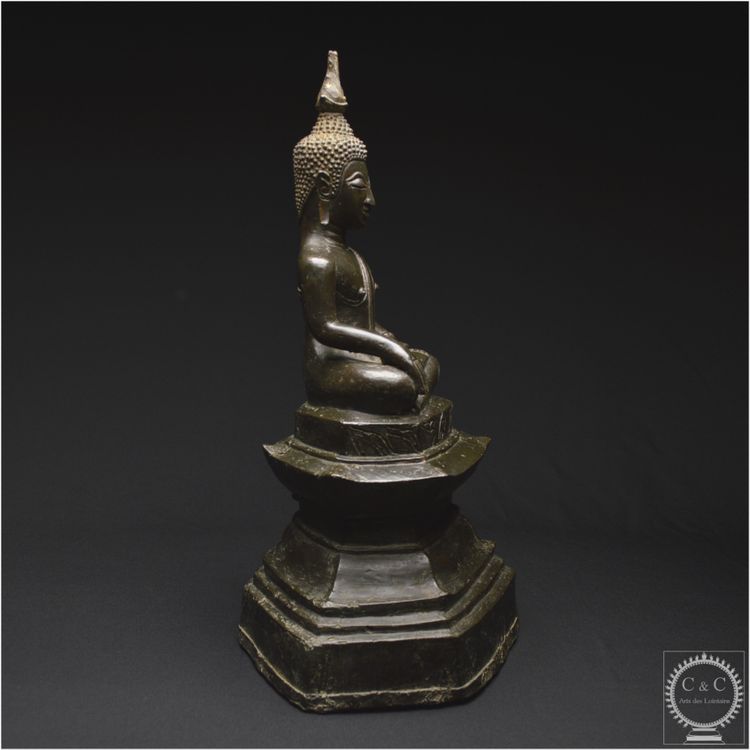 Laos, XVII - XVIII secolo, importante Buddha Maravijaya in bronzo massiccio con patina marrone