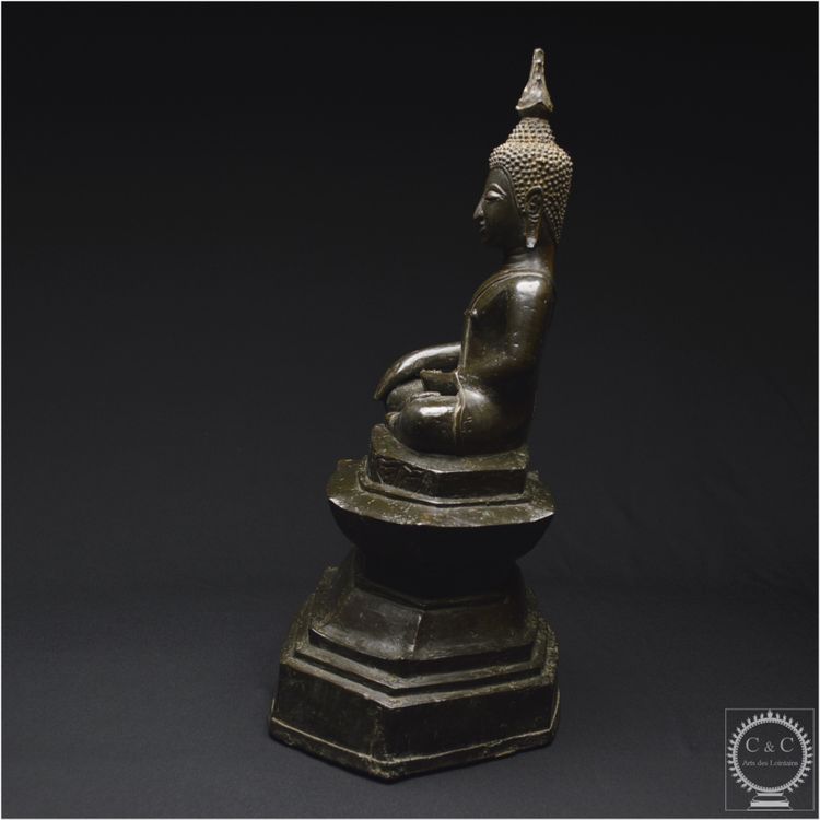 Laos, XVII - XVIII secolo, importante Buddha Maravijaya in bronzo massiccio con patina marrone