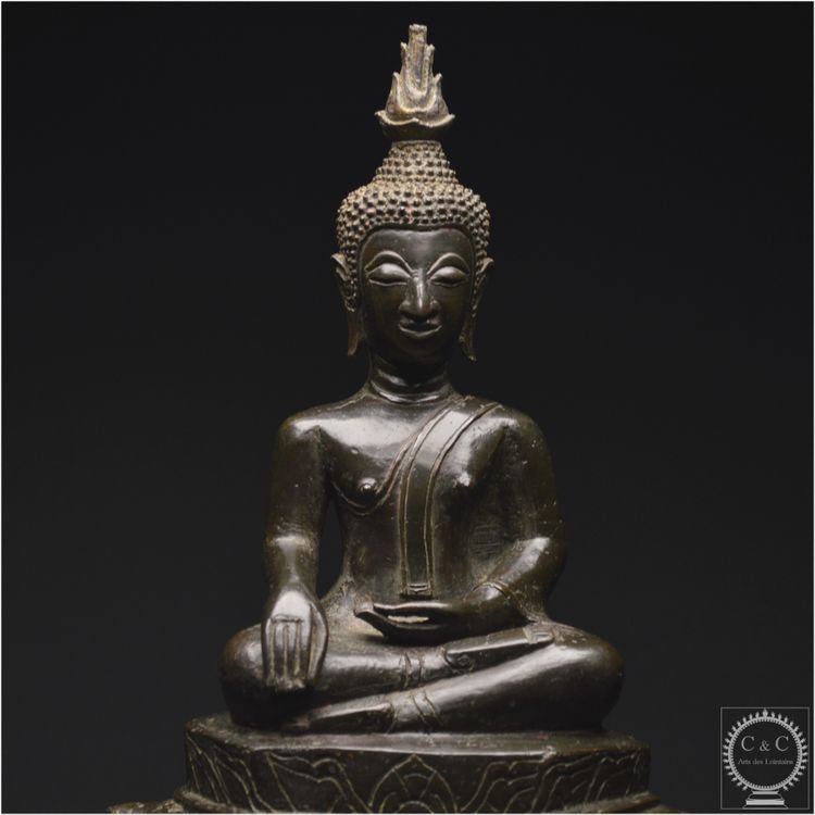 Laos, XVII - XVIII secolo, importante Buddha Maravijaya in bronzo massiccio con patina marrone