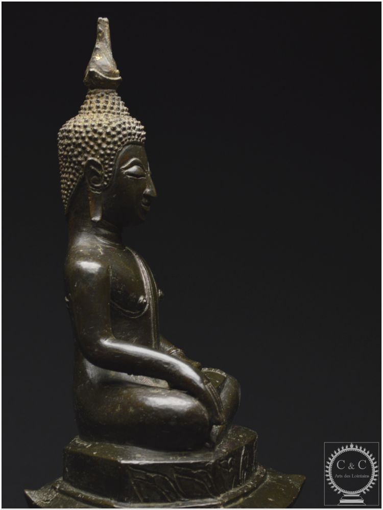 Laos, XVII - XVIII secolo, importante Buddha Maravijaya in bronzo massiccio con patina marrone