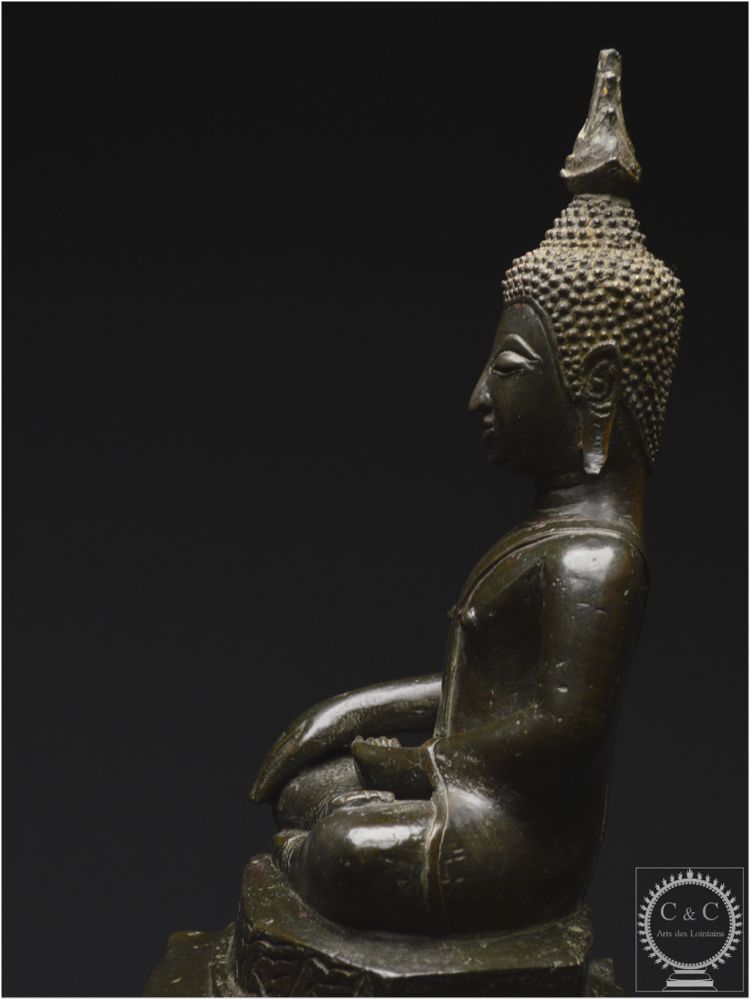 Laos, XVII - XVIII secolo, importante Buddha Maravijaya in bronzo massiccio con patina marrone