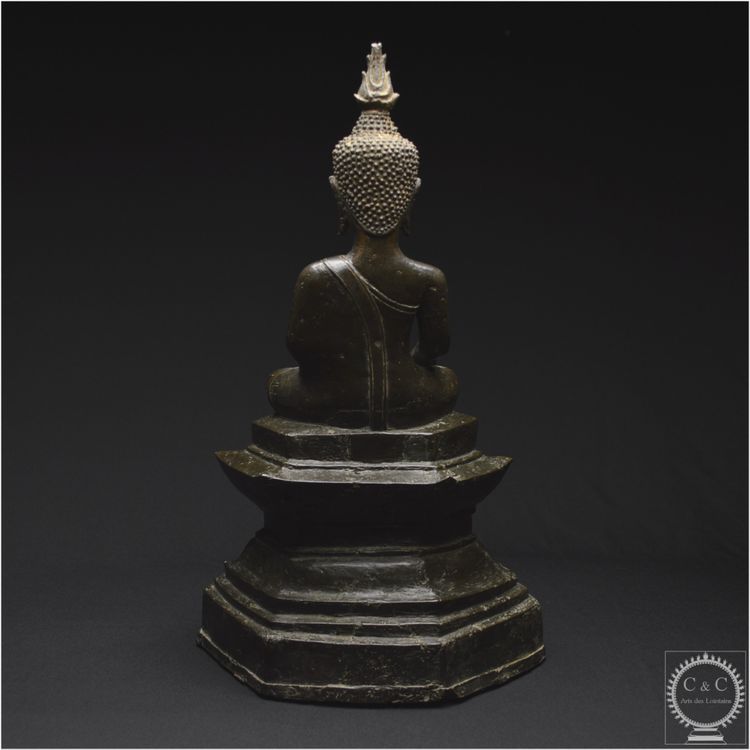Laos, XVII - XVIII secolo, importante Buddha Maravijaya in bronzo massiccio con patina marrone