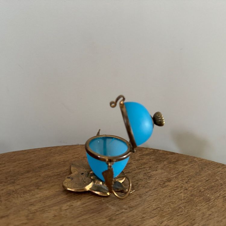Egg-shaped opaline pocket emptier, 19th century, gilt bronze mount