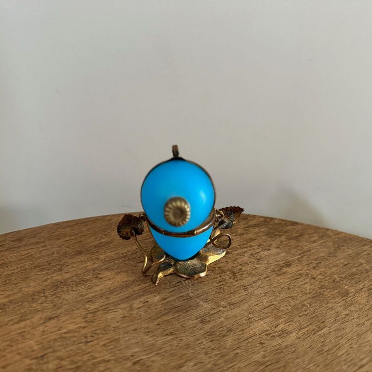 Egg-shaped opaline pocket emptier, 19th century, gilt bronze mount
