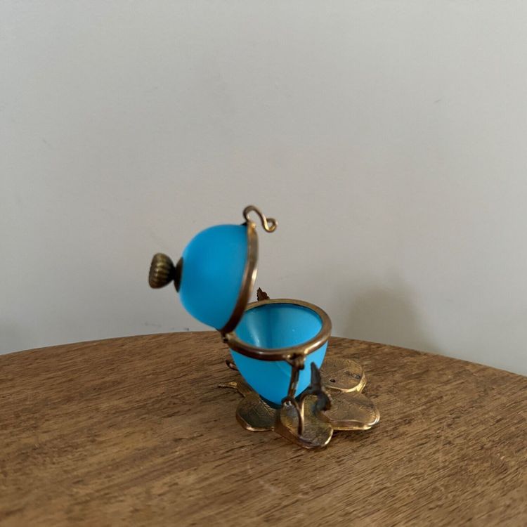 Egg-shaped opaline pocket emptier, 19th century, gilt bronze mount