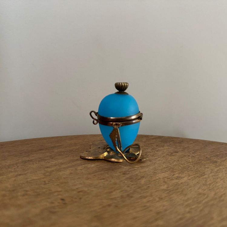 Egg-shaped opaline pocket emptier, 19th century, gilt bronze mount