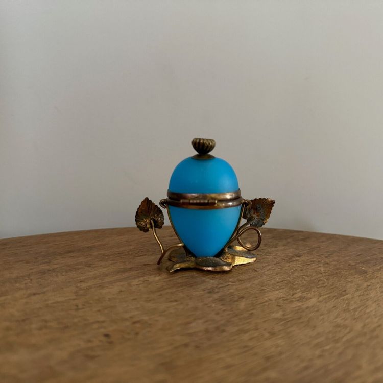 Egg-shaped opaline pocket emptier, 19th century, gilt bronze mount