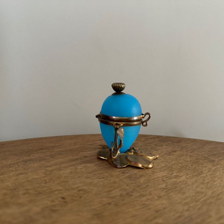 Egg-shaped opaline pocket emptier, 19th century, gilt bronze mount