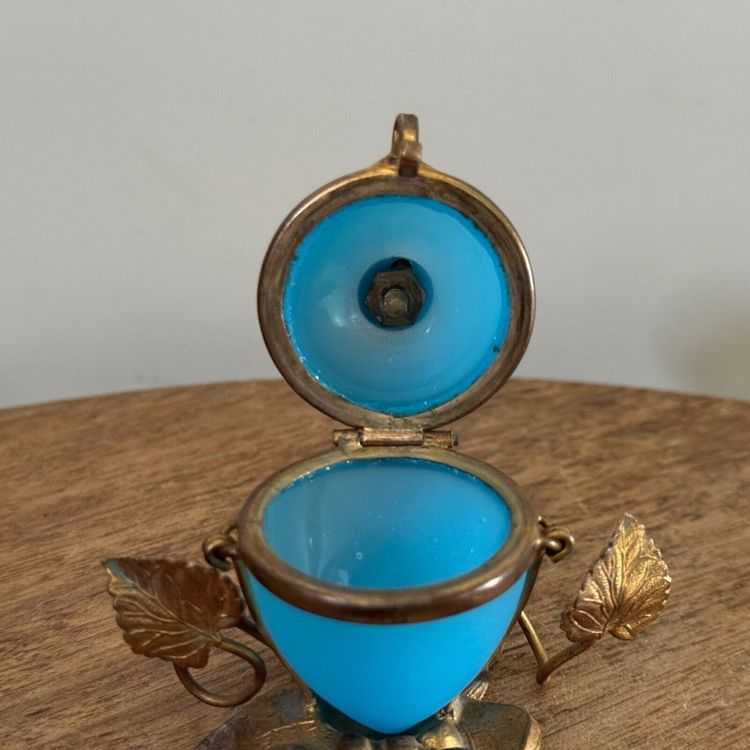 Egg-shaped opaline pocket emptier, 19th century, gilt bronze mount