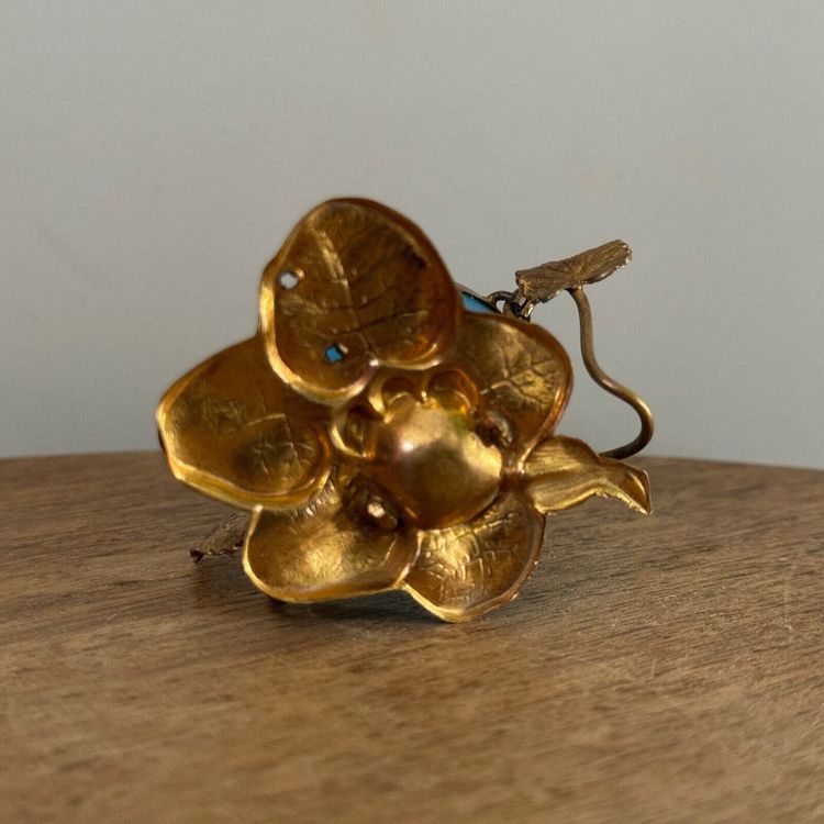 Egg-shaped opaline pocket emptier, 19th century, gilt bronze mount