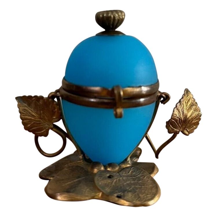 Egg-shaped opaline pocket emptier, 19th century, gilt bronze mount