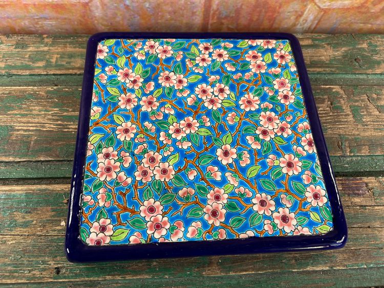 Dessous de plat en émaux de Longwy, motif fleuri, décoré à la main