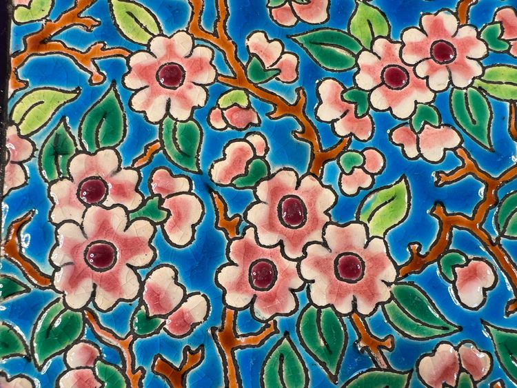 Dessous de plat en émaux de Longwy, motif fleuri, décoré à la main