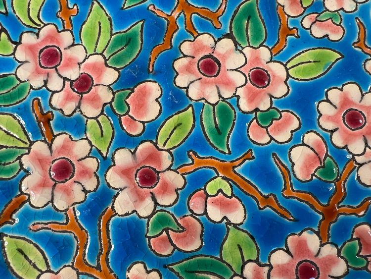 Dessous de plat en émaux de Longwy, motif fleuri, décoré à la main