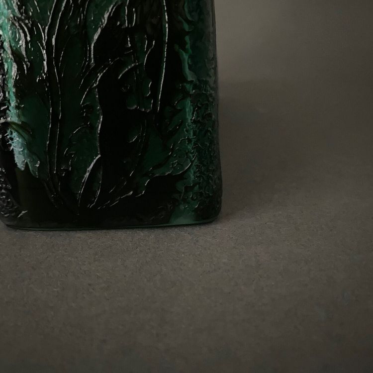 Pendel aus säuregeätzter Glaspaste, verziert mit Stechpalmenblättern
