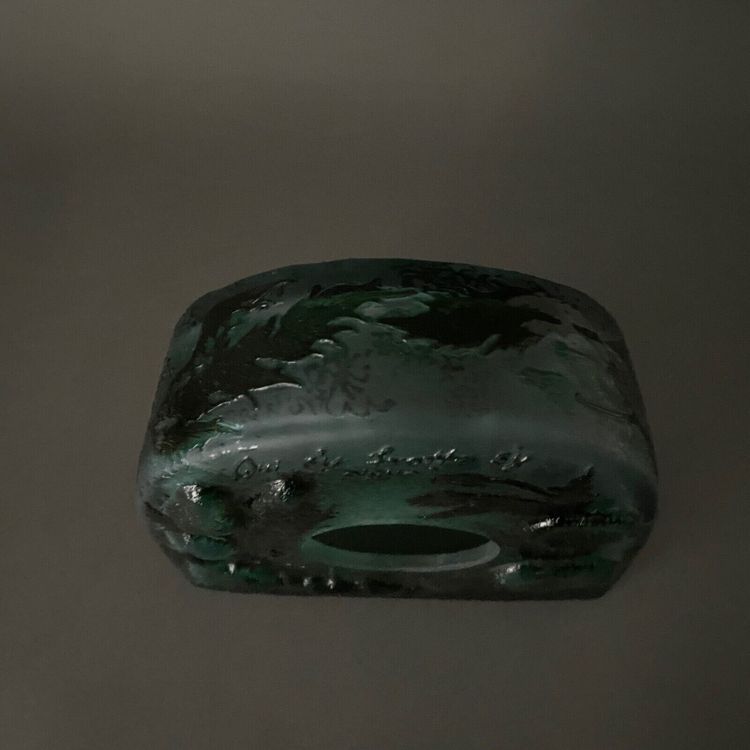 Pendel aus säuregeätzter Glaspaste, verziert mit Stechpalmenblättern