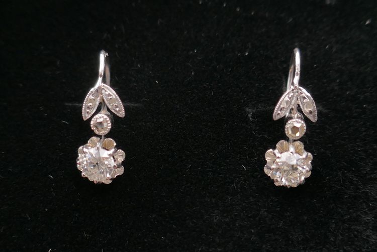 Boucles d'Oreilles Ornées De 2 Diamants, 0,60 carat.