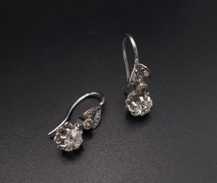Boucles d'Oreilles Ornées De 2 Diamants, 0,60 carat.