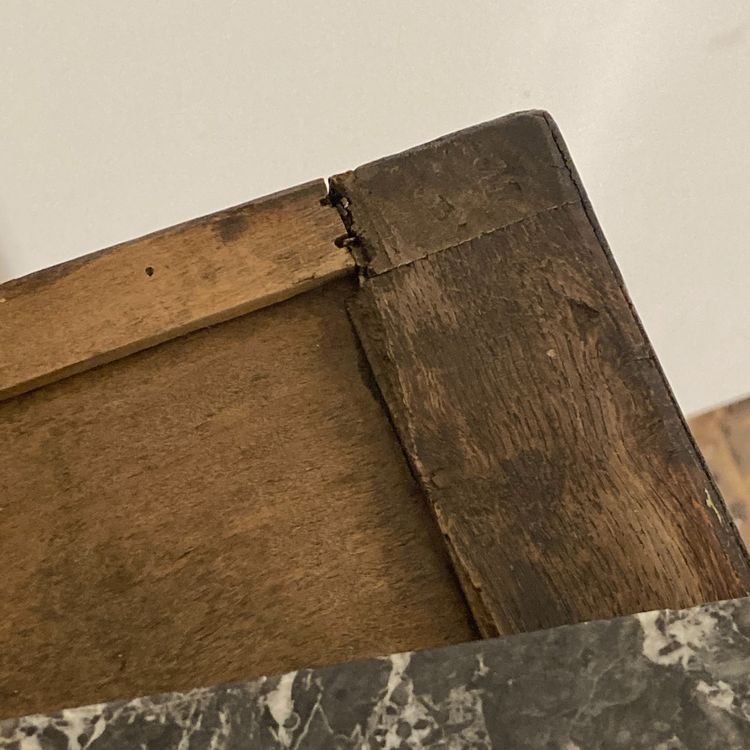 Piccola segretaria del XVIII secolo timbrata