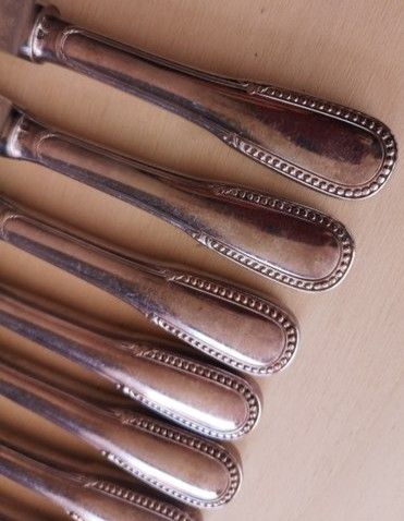 24 couteaux en métal argenté ERCUIS modèle Perles