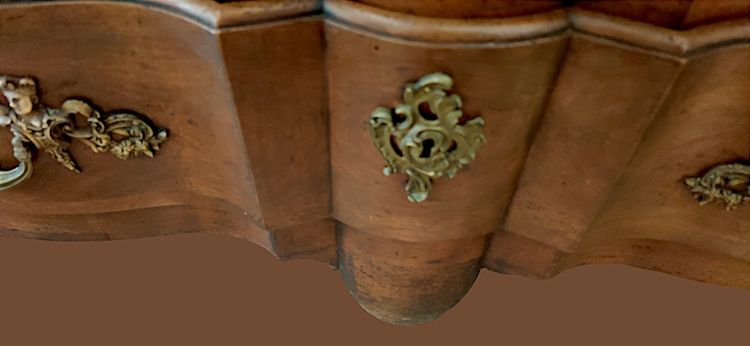 Large 18th century walnut chest of drawers