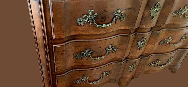 Large 18th century walnut chest of drawers