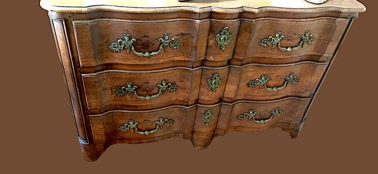 Large 18th century walnut chest of drawers
