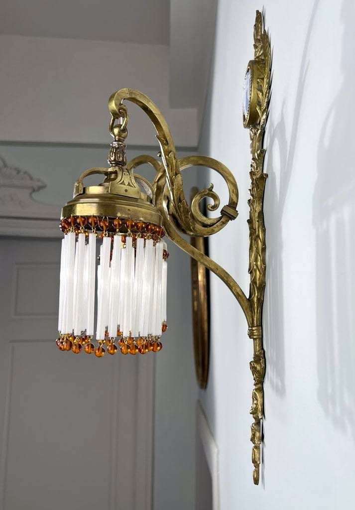 Lampada da parete in bronzo, porcellana e perle di vetro - Fine XIX inizio XX secolo