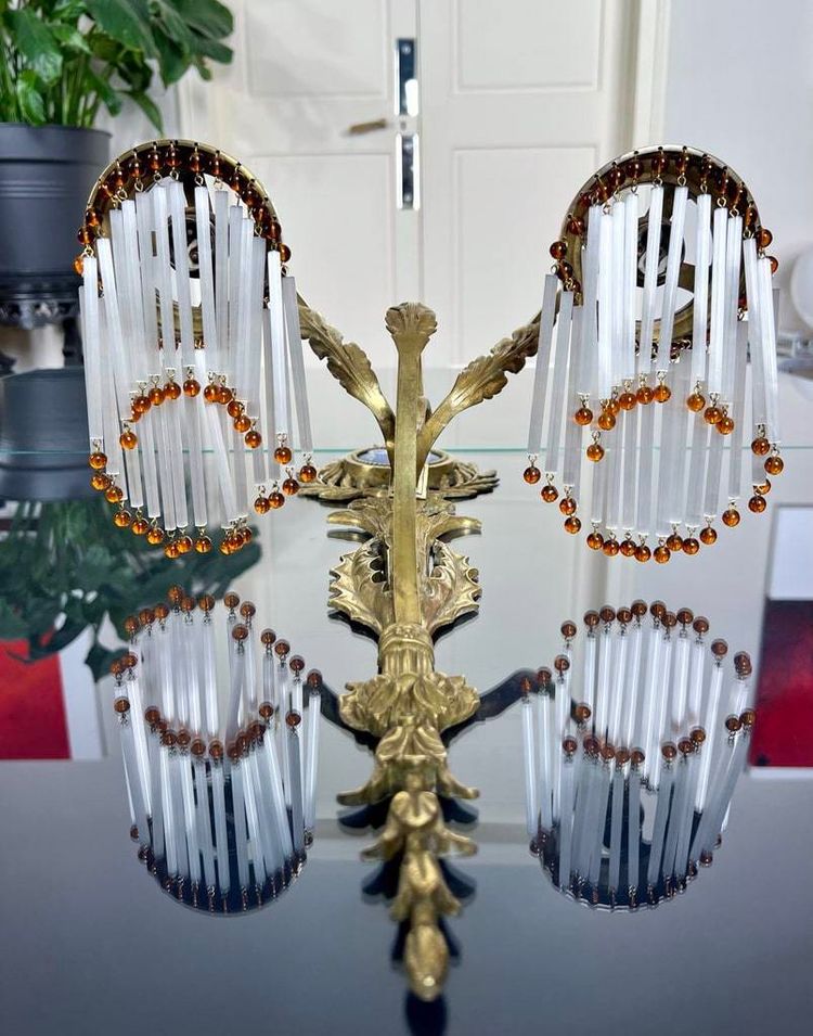 Lampada da parete in bronzo, porcellana e perle di vetro - Fine XIX inizio XX secolo