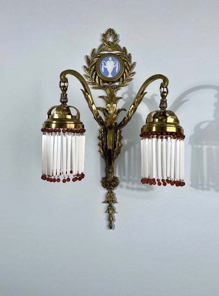 Lampada da parete in bronzo, porcellana e perle di vetro - Fine XIX inizio XX secolo