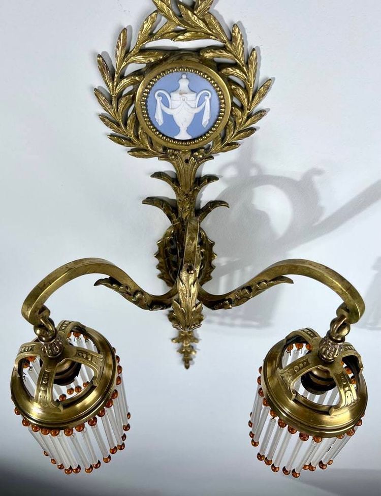 Lampada da parete in bronzo, porcellana e perle di vetro - Fine XIX inizio XX secolo