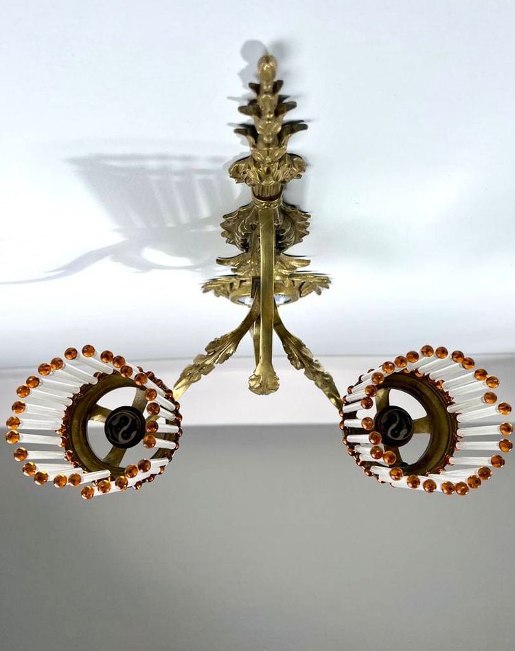 Lampada da parete in bronzo, porcellana e perle di vetro - Fine XIX inizio XX secolo