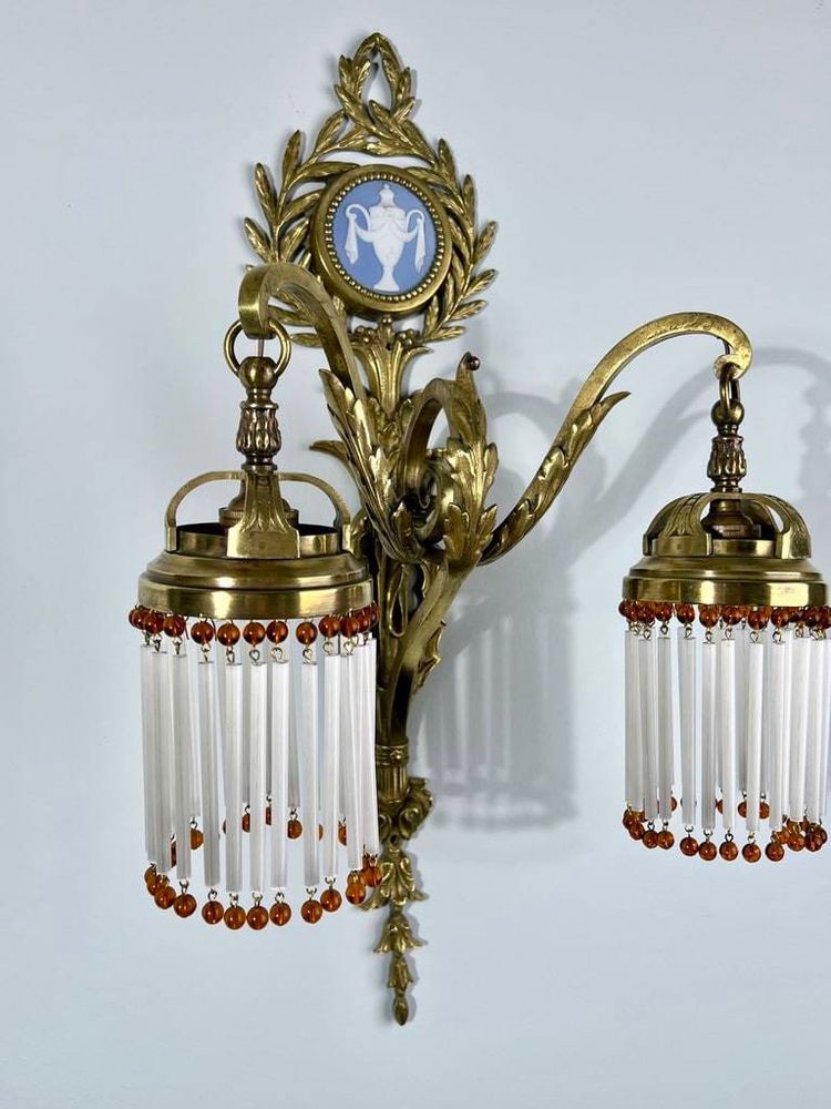 Lampada da parete in bronzo, porcellana e perle di vetro - Fine XIX inizio XX secolo