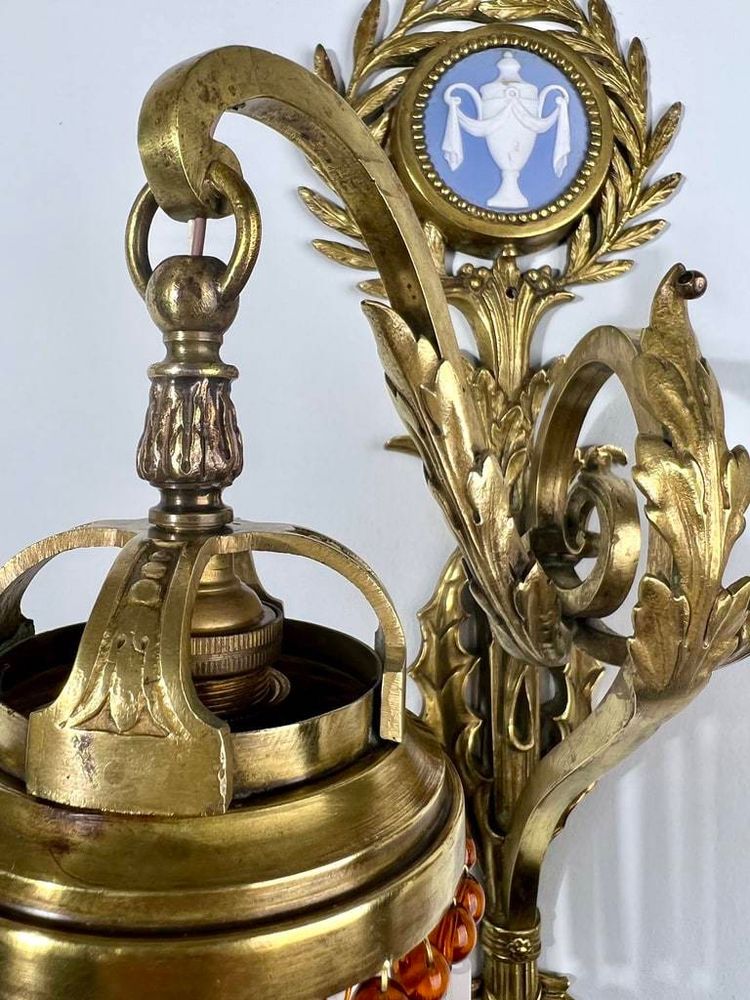Lampada da parete in bronzo, porcellana e perle di vetro - Fine XIX inizio XX secolo