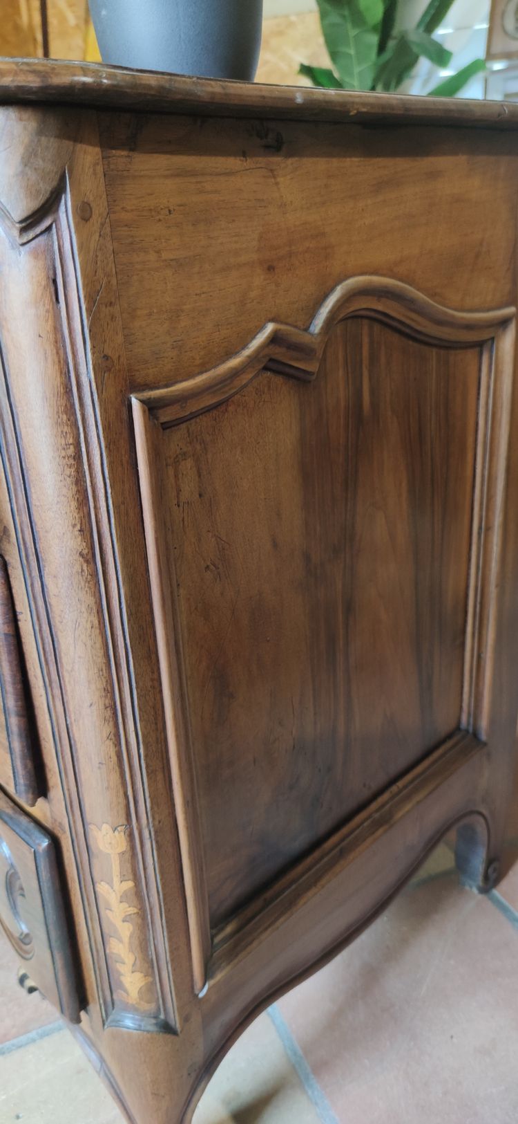 Commode arbalète en noyer XVIII°