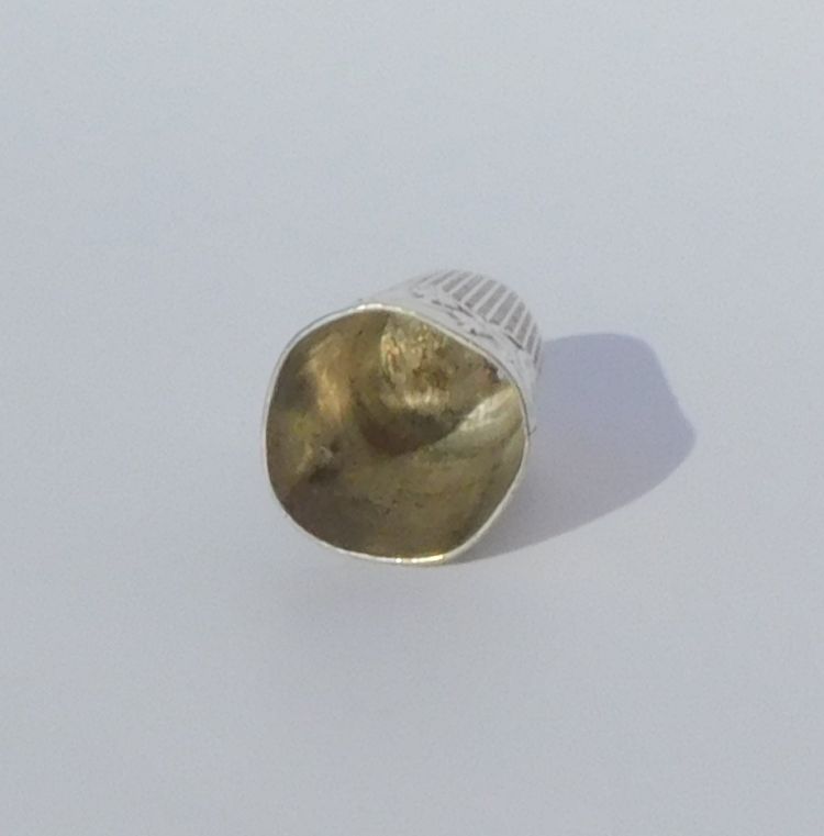 Dé à Coudre Argent Massif Jeune Fille Au Tricot Fleur Coeur De Marie Art Nouveau Début XXe