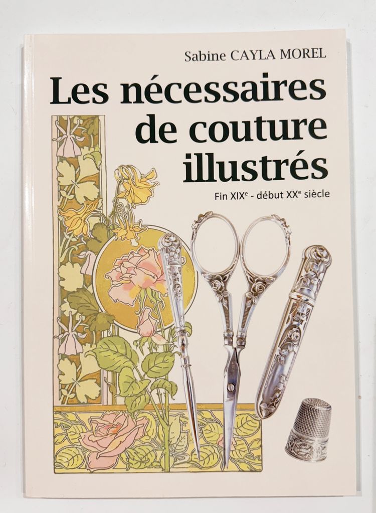 Dé à Coudre Argent Massif Jeune Fille Au Tricot Fleur Coeur De Marie Art Nouveau Début XXe