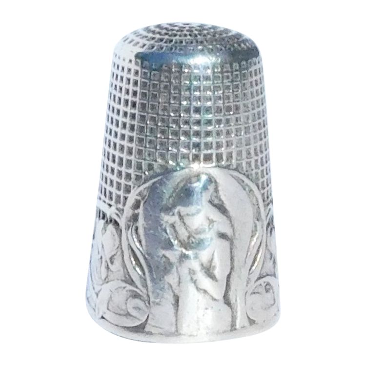 Dé à Coudre Argent Massif Jeune Fille Au Tricot Fleur Coeur De Marie Art Nouveau Début XXe