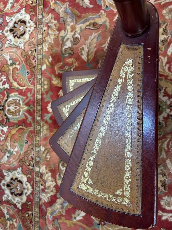 Escalier de bibliothèque avec cuir vert tilleul