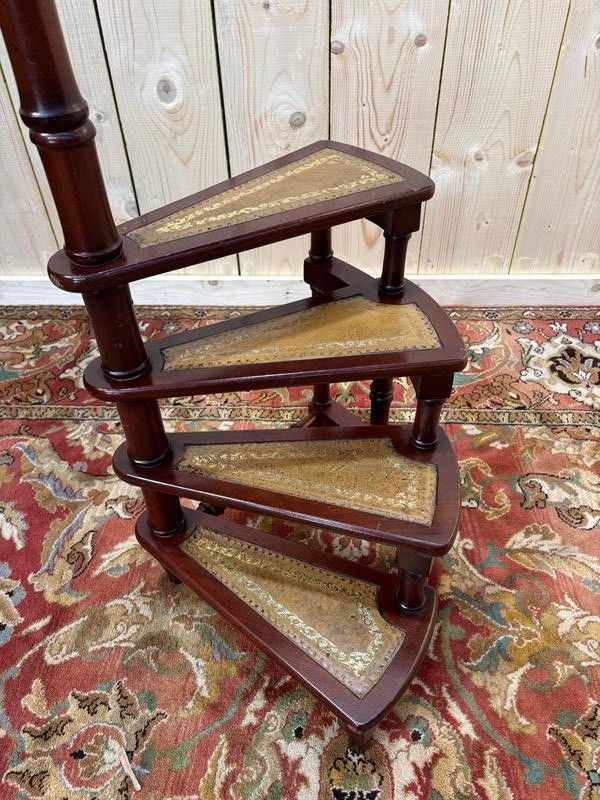 Escalier de bibliothèque avec cuir vert tilleul